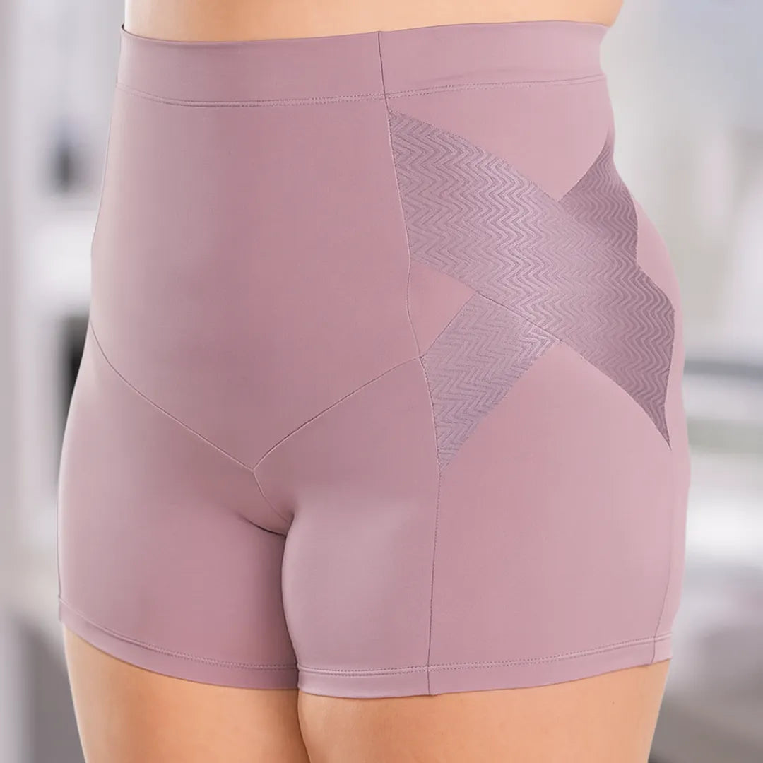 Bermuda modeladora plus size roxo claro da marca Elite Fit, com estampa em zigue-zague nas laterais, usada por modelo de corpo realista em ambiente interno