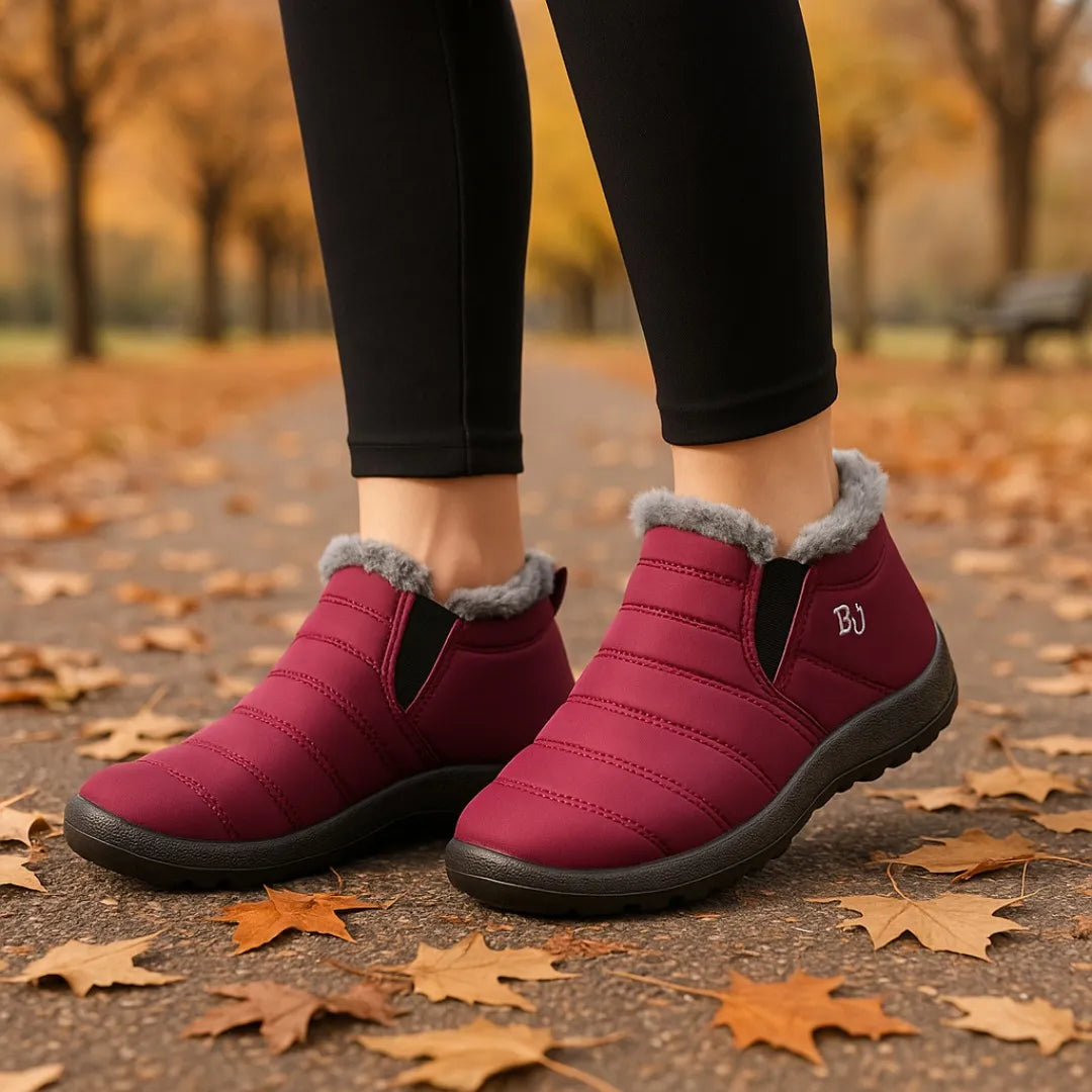 Bota feminina vermelha em parque com folhas secas, perfeita para o outono e inverno.