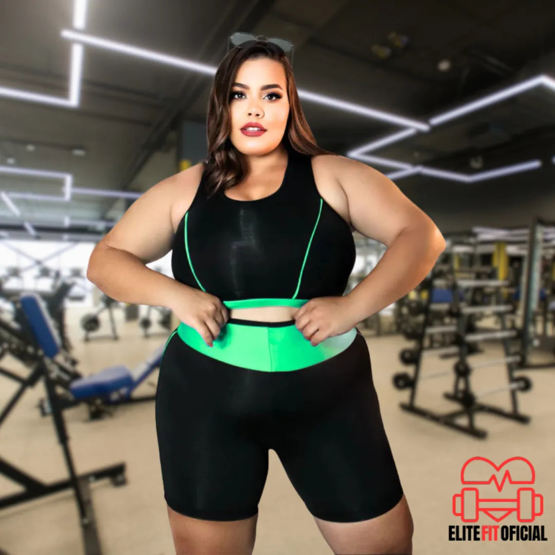 Vista frontal de conjunto fitness plus size com modelagem para curvas até tamanho 54.