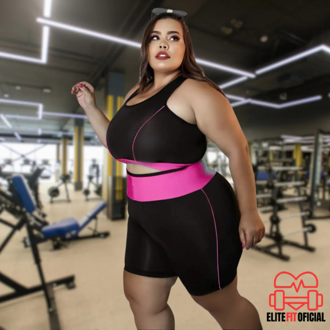 Modelo usa conjunto fitness plus size elegante com suporte extra no cós