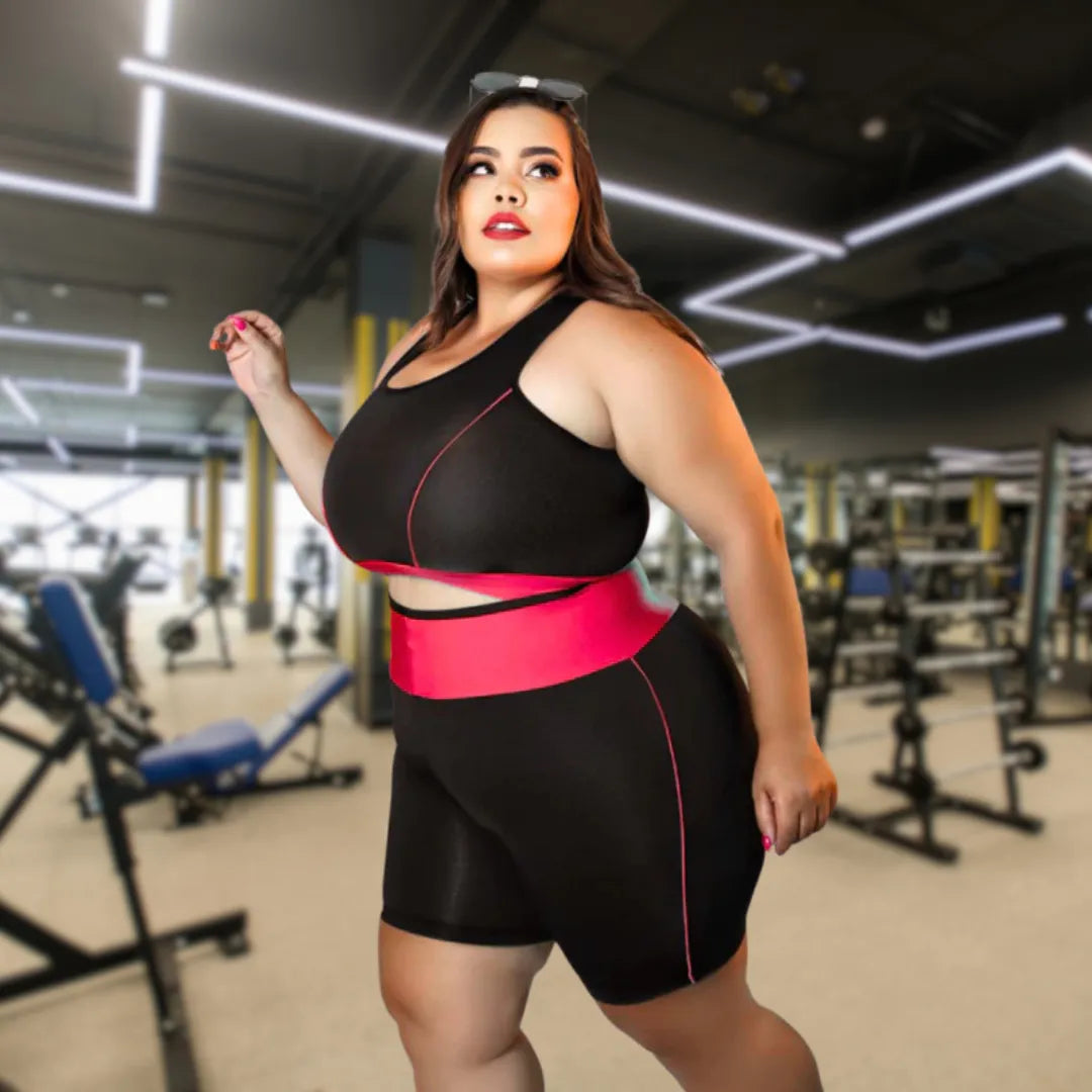 Mulher usando conjunto fitness plus size com cós duplo e tecido premium em treino