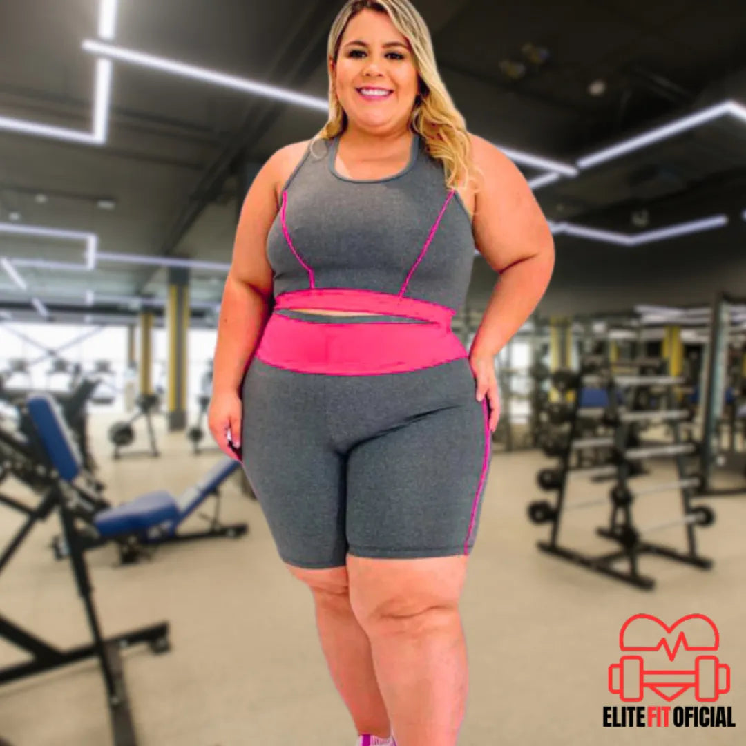 Mulher plus size treinando com conjunto fitness confortável e elegante