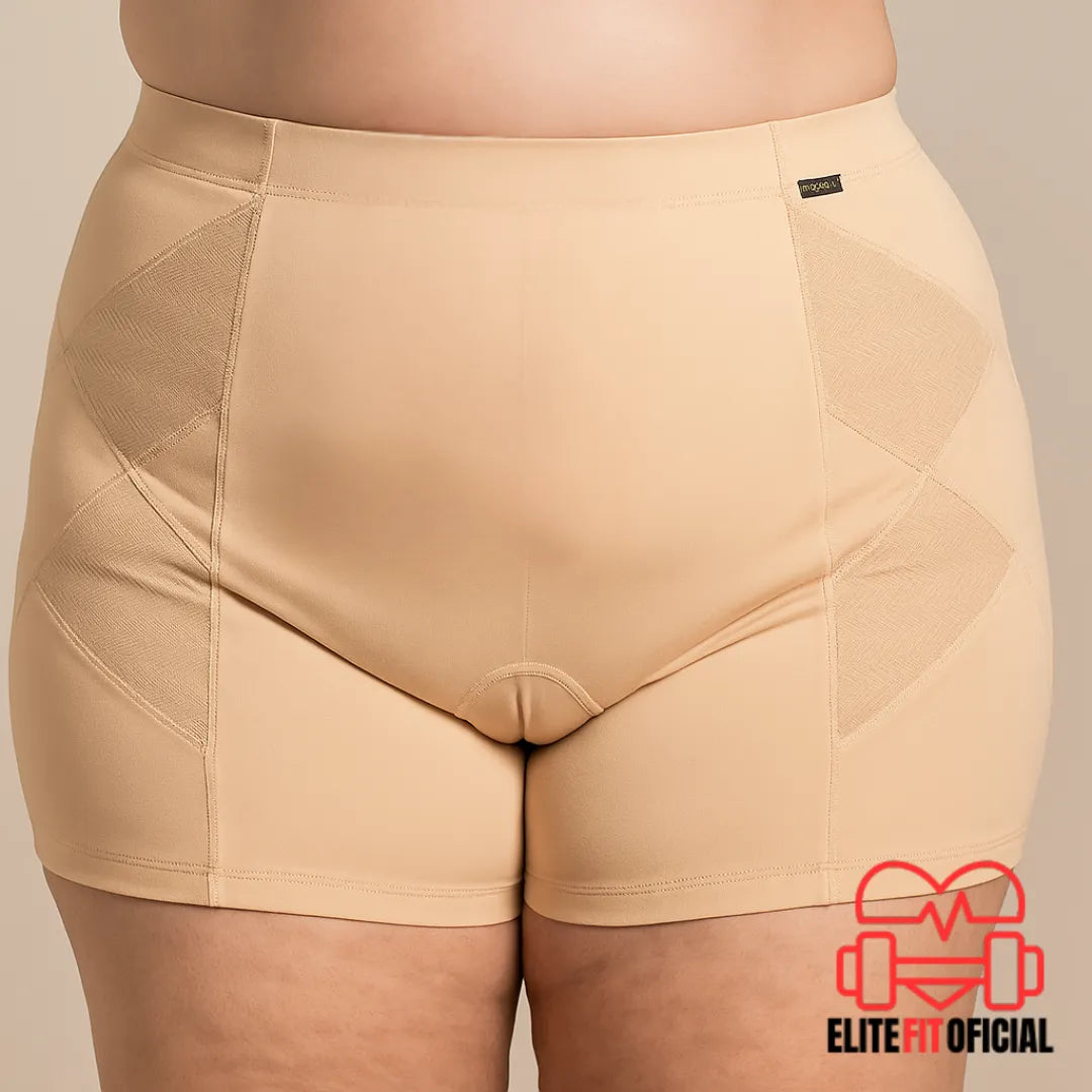 Bermuda modeladora plus size preta da marca Dilady, sem etiquetas, com painéis laterais em padrão chevron e cintura alta, usada por modelo com corpo realista