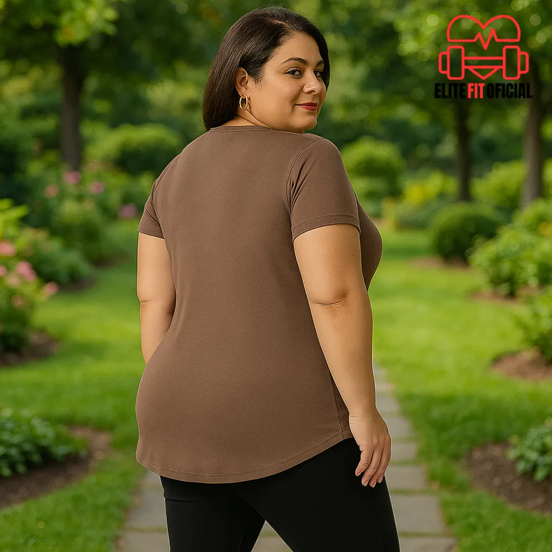 Modelo plus size usa camiseta marrom casual em fundo de jardim bem cuidado.