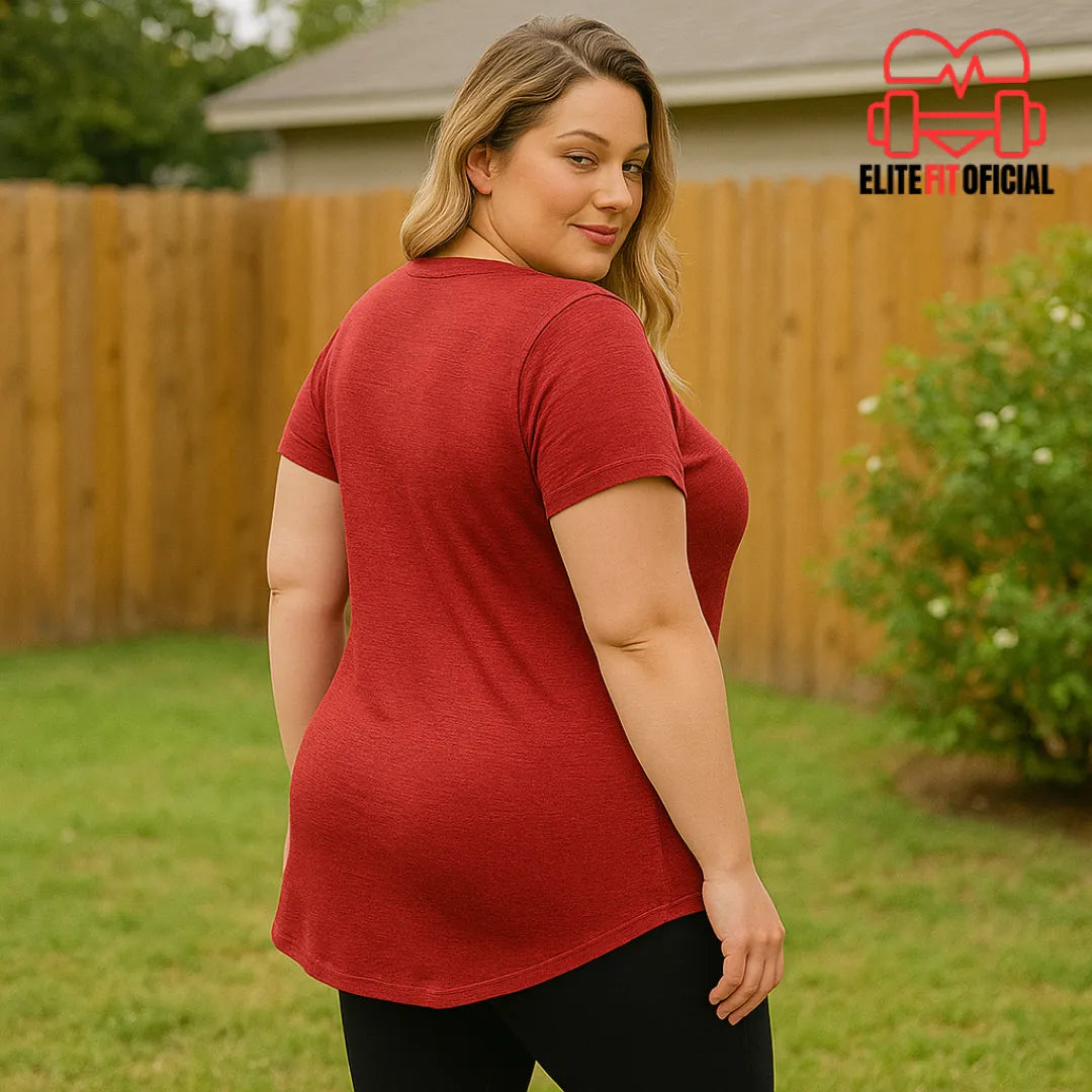 Mulher usando blusa vermelha plus size com modelagem que cobre o bumbum.