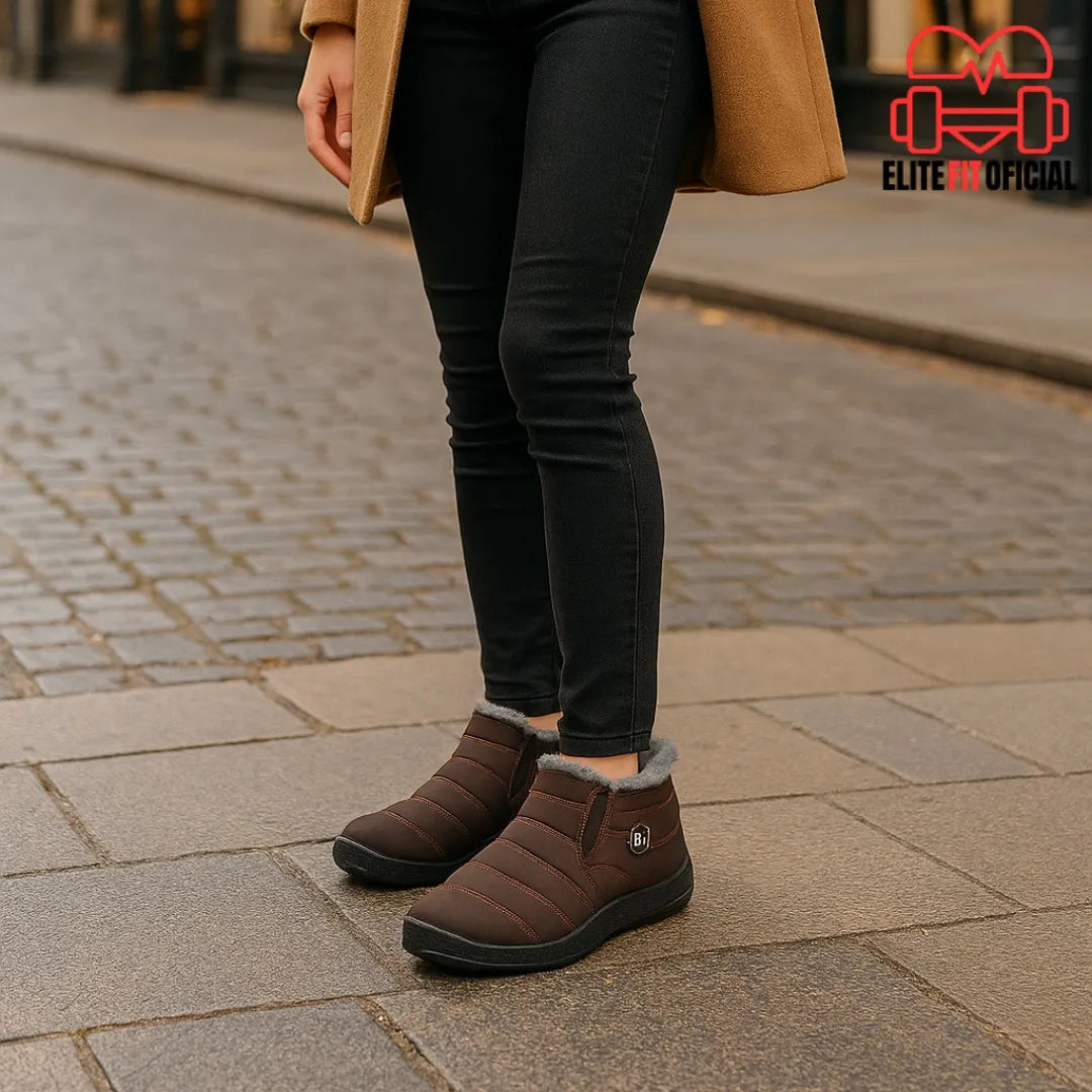 Bota feminina marrom com pelúcia usada em passeio na calçada, ideal para dias frios.