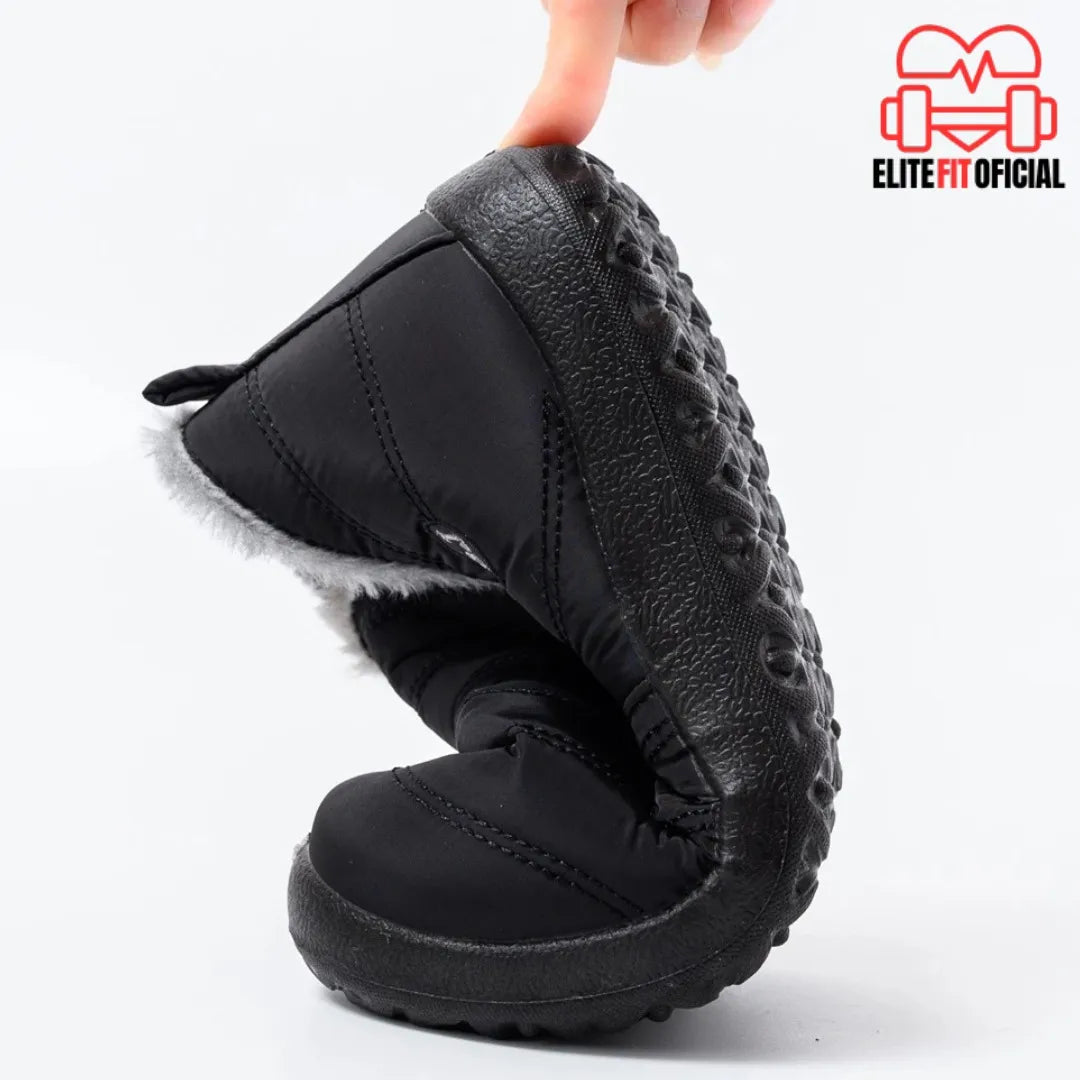 Bota feminina preta sendo dobrada para mostrar flexibilidade e conforto ideal para o inverno.