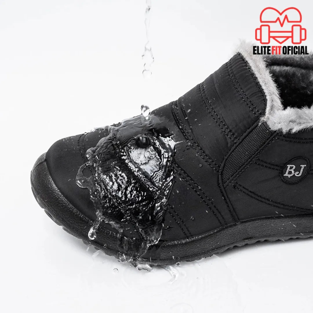 Bota feminina preta impermeável sendo testada com água, ideal para dias de chuva e frio.