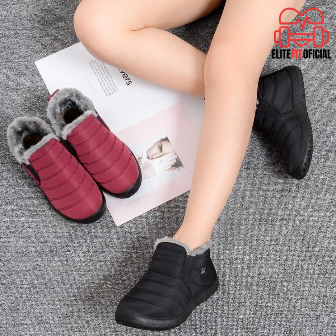 Botas femininas preta e vermelha sobre tapete cinza, demonstrando estilo e conforto.