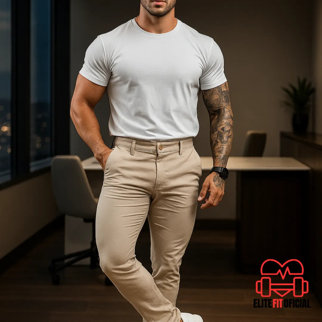 Modelo vestindo calça slim confortável com visual urbano elegante.