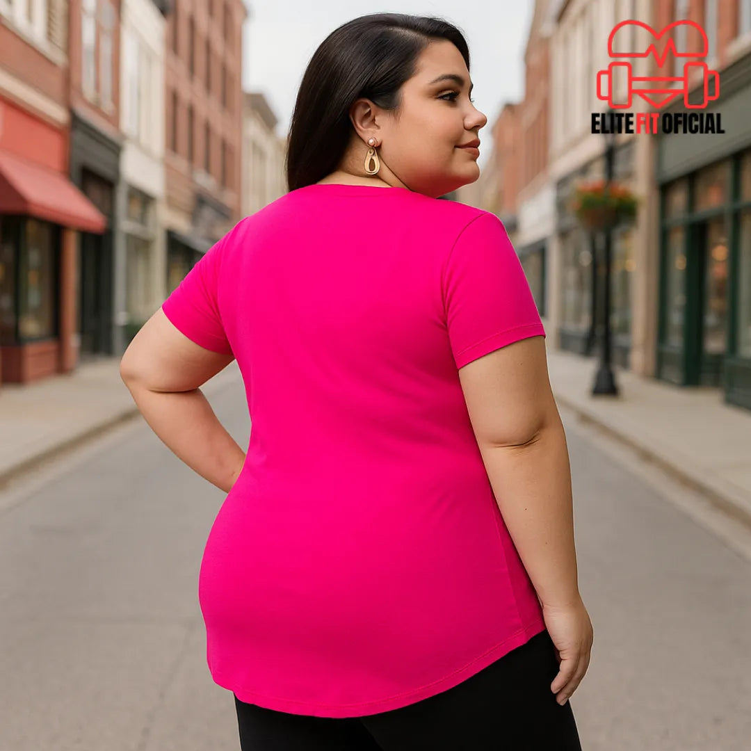 Camiseta pink feminina longa sendo usada por mulher plus size em rua comercial.