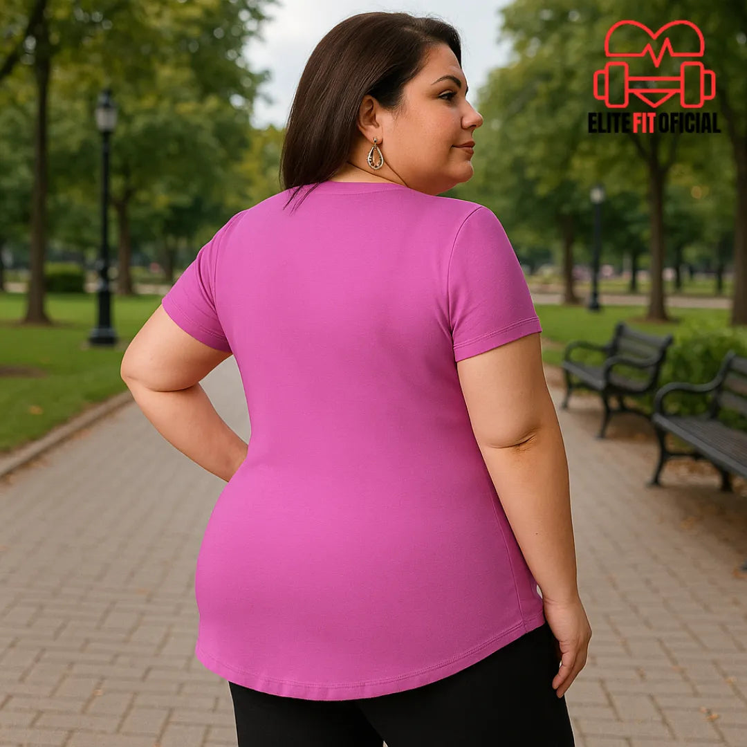 Camiseta pink feminina longa sendo usada por mulher plus size em rua comercial.