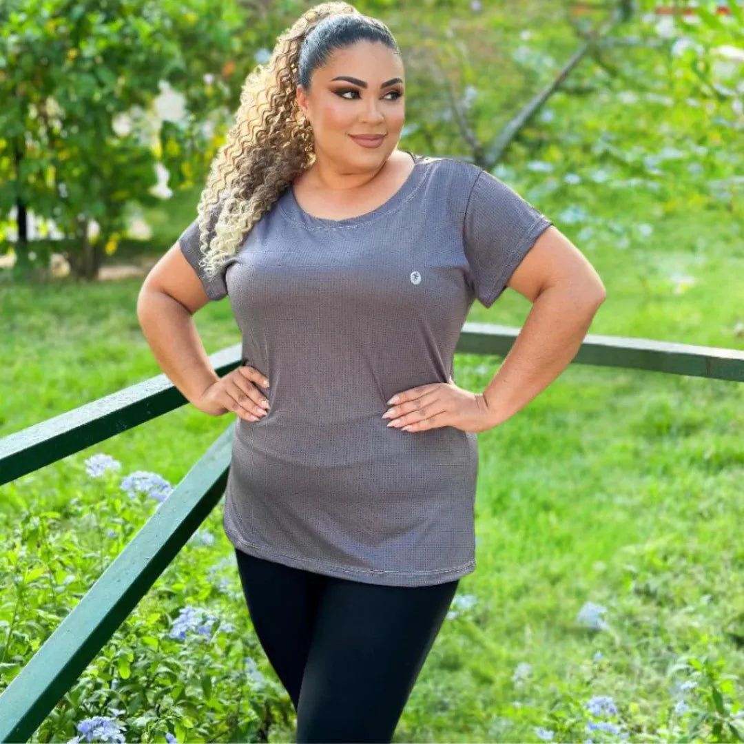Camiseta fitness feminina plus size em tecido Dry Fit respirável e confortável.