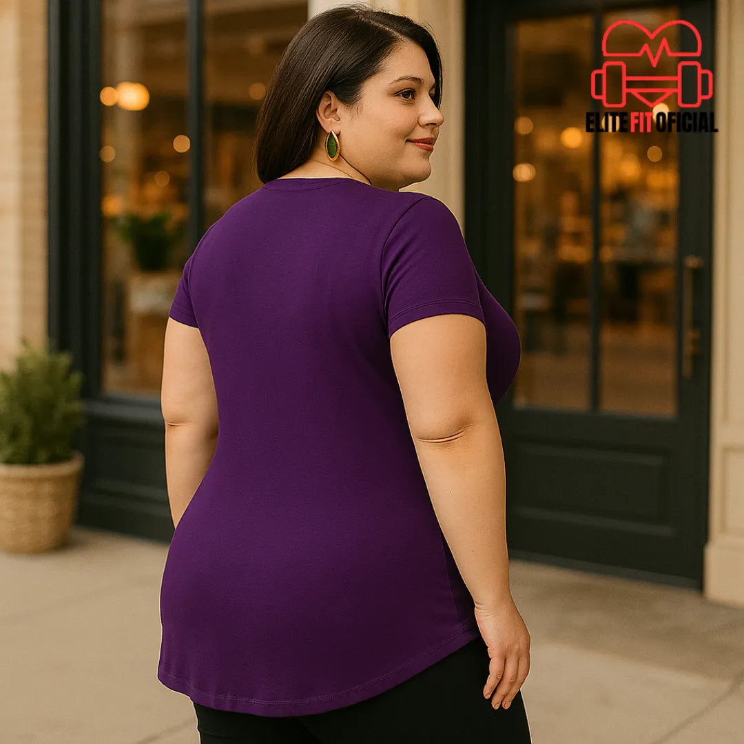 Blusa roxa feminina plus size com visual moderno e confortável.