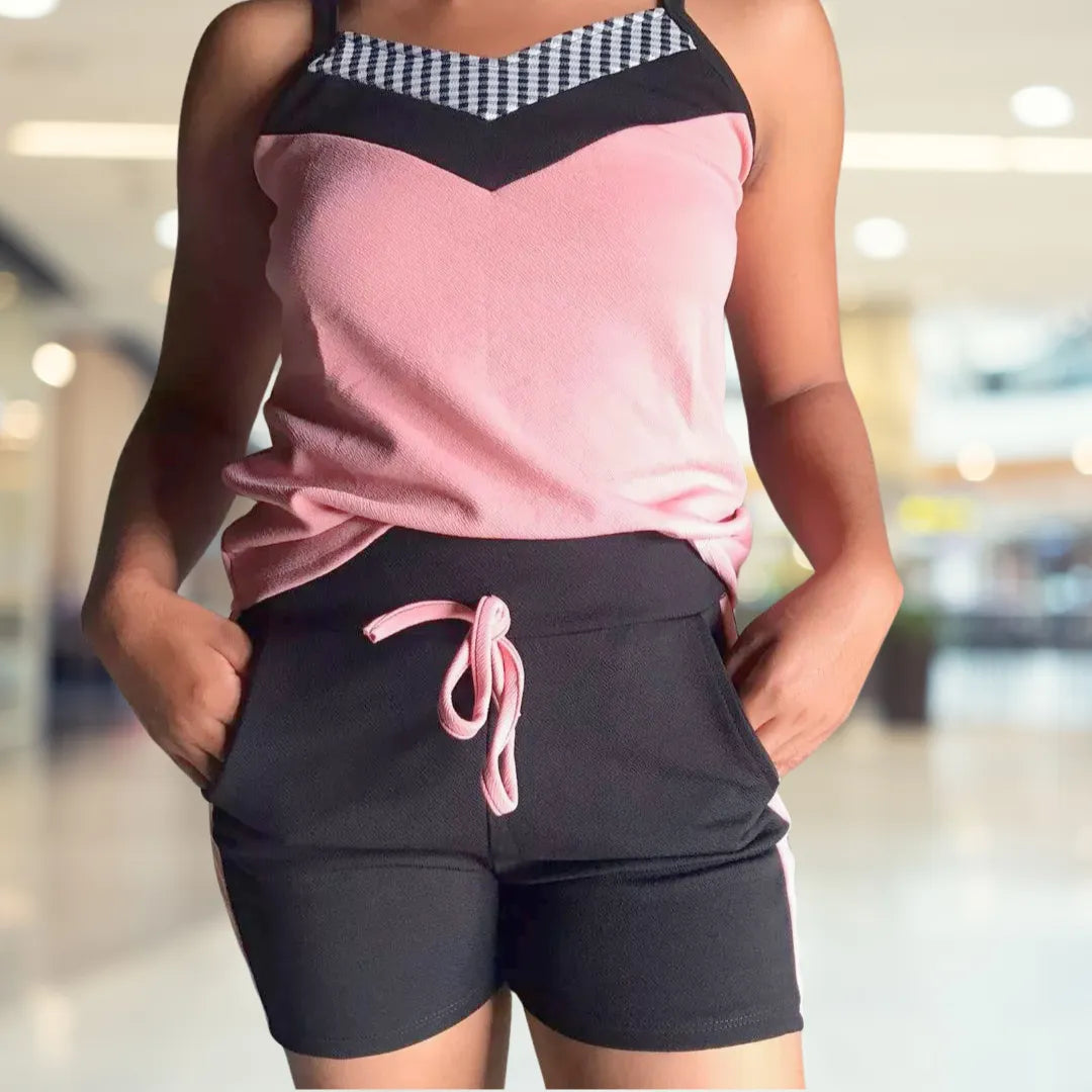  Look moderno e versátil: conjunto plus size com blusa e short em tecido premium.