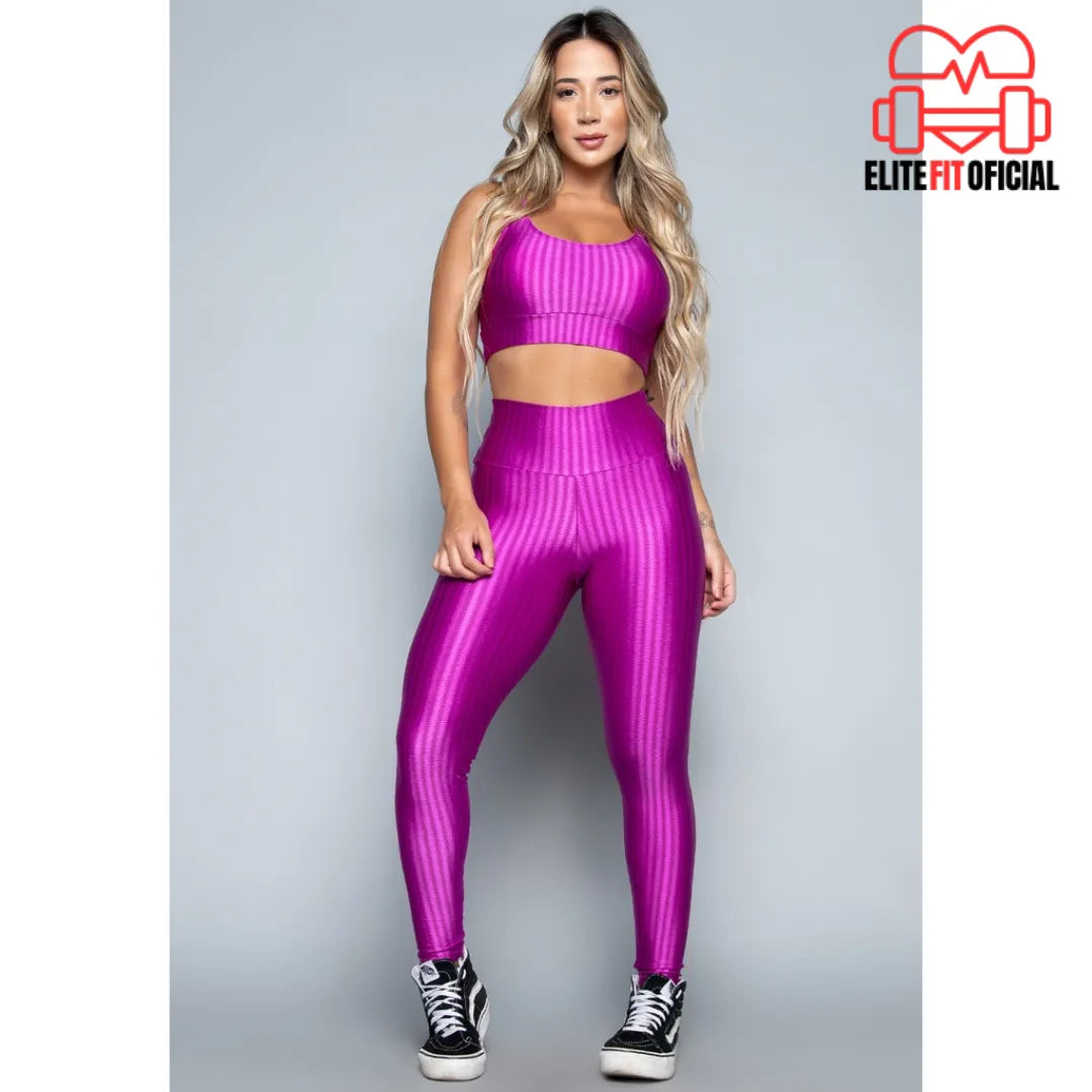 Modelo usando conjunto fitness sem transparência com brilho elegante.