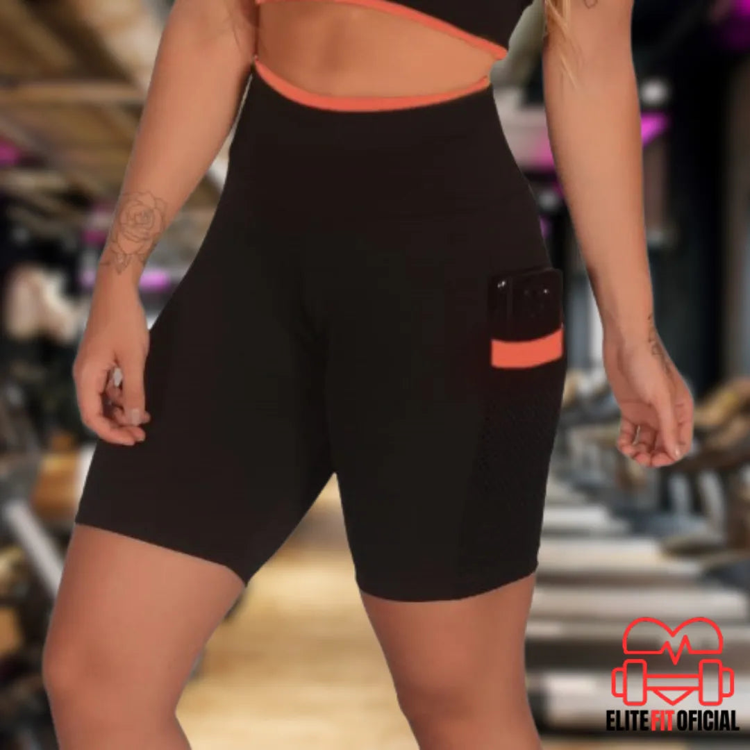 Detalhe do bolso funcional no short fitness de alta elasticidade