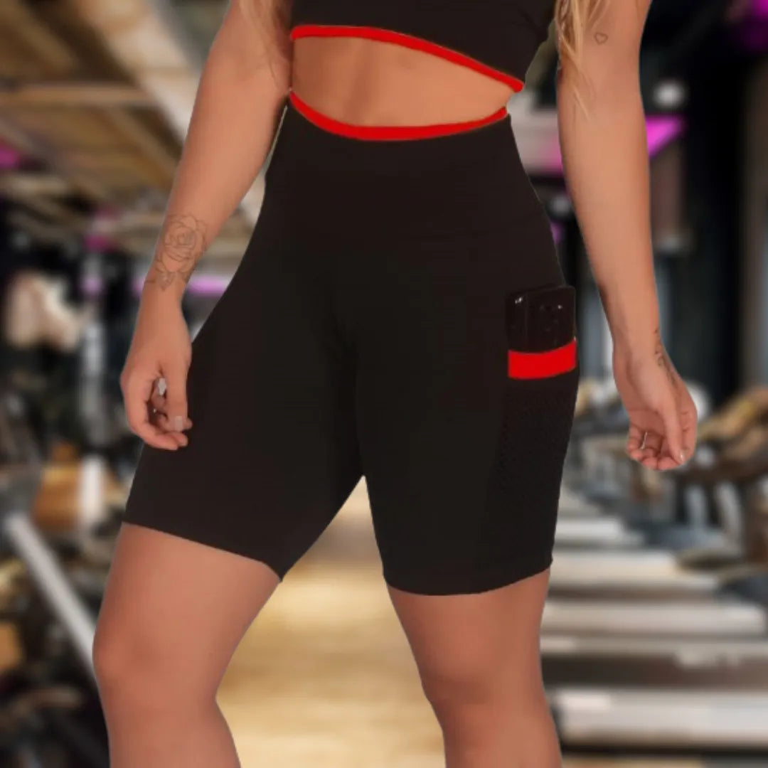 Modelo usando short fitness suplex com bolso durante treino na academia