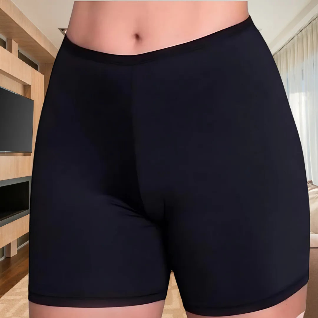 Mulher usando short segunda pele feminino sob vestido claro, sem marcas visíveis.