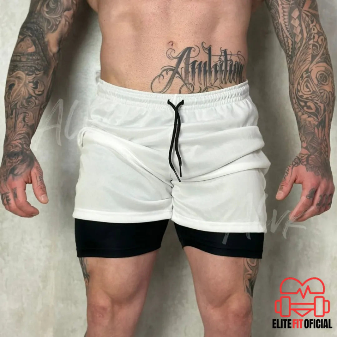 Homem usando shorts 2 em 1 durante treino funcional ao ar livre