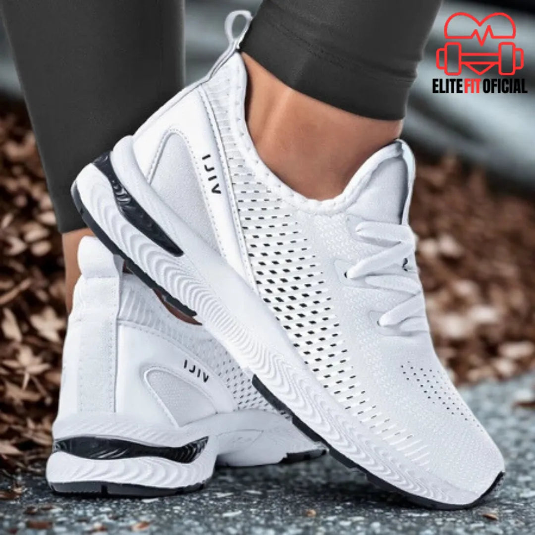 Tênis branco feminino com visual moderno, ideal para treinos e uso casual.