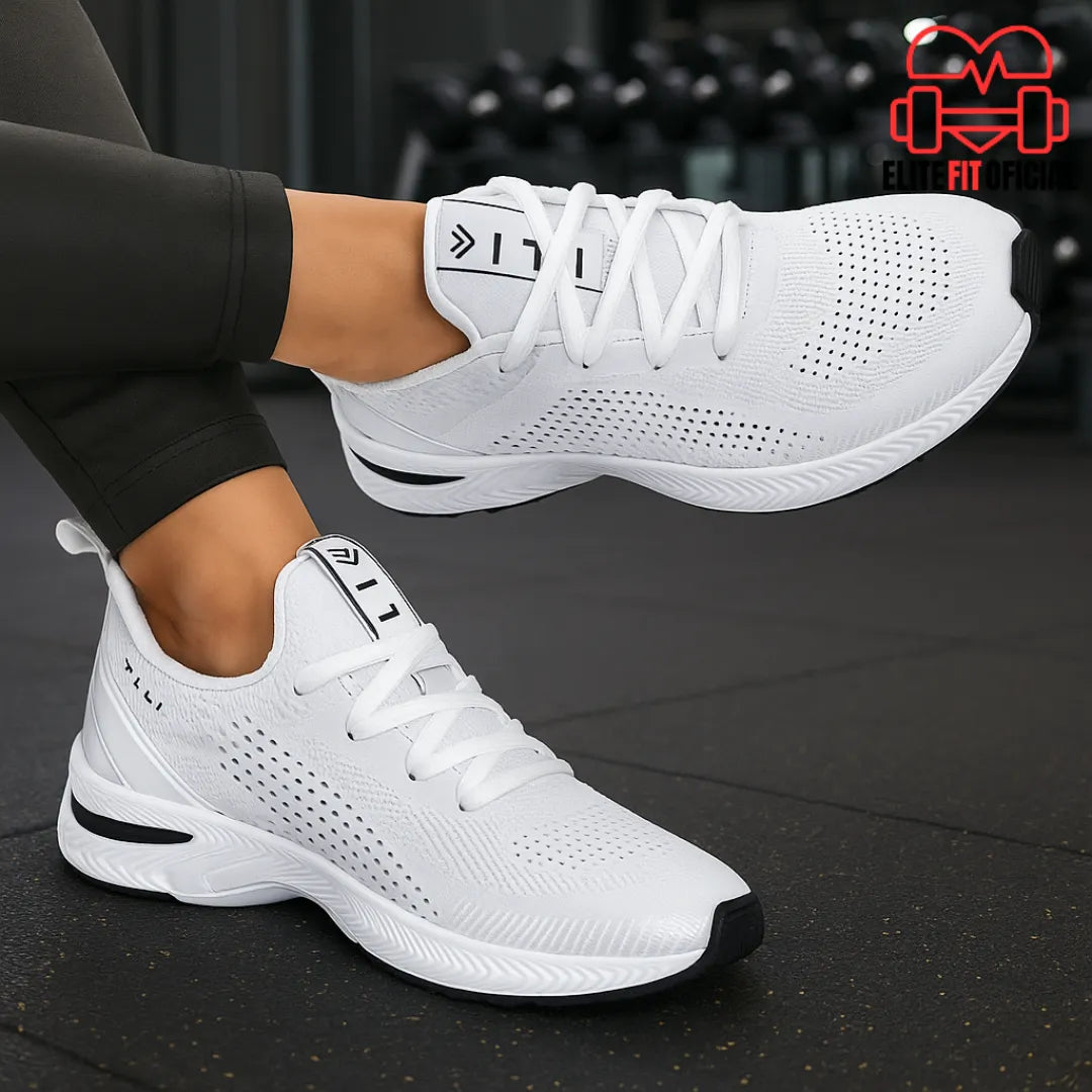 Look fitness com tênis feminino claro e legging escura, visual leve e prático.