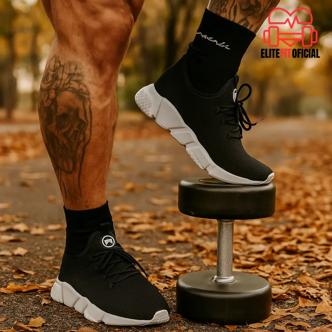 Close no tênis respirável usado com calça de treino na academia