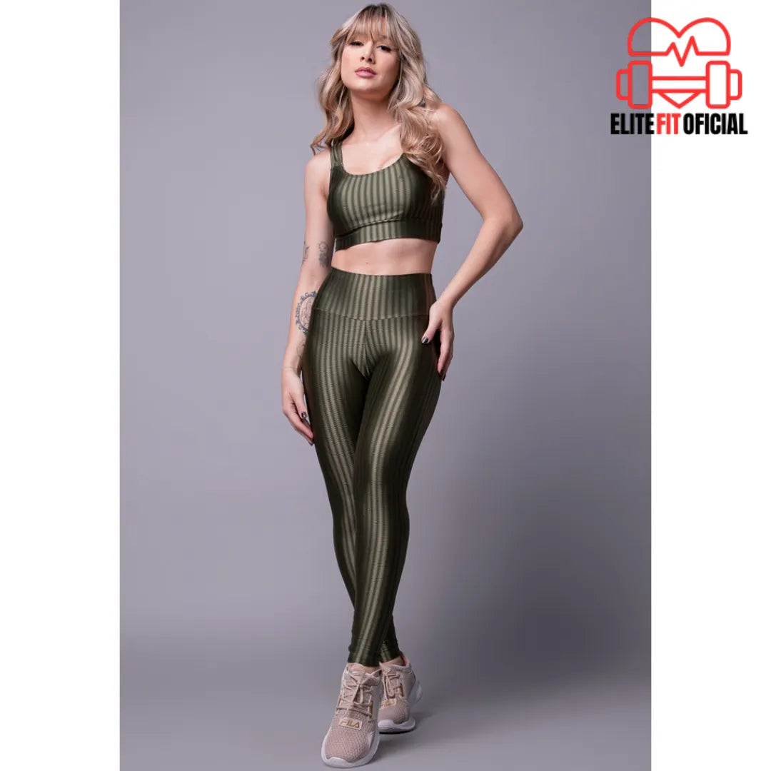Top e legging com recorte anatômico usado por mulher confiante na academia.